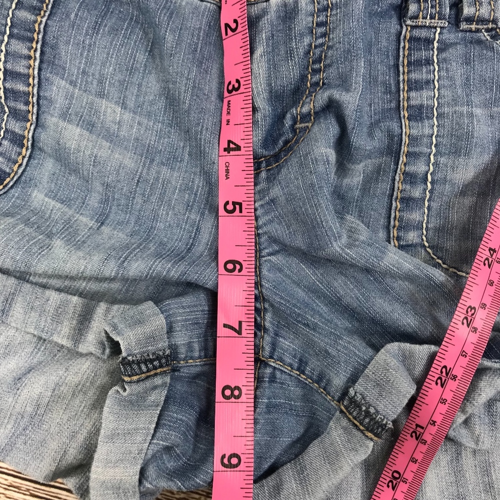 •• SO Light Wash Distressed Jean Shorts - Picture 4 of 5